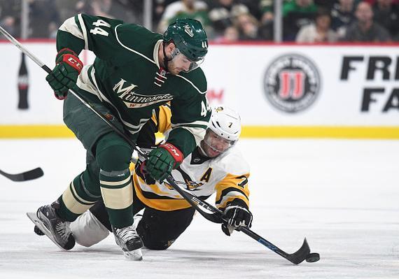  冰球预选赛，皖江铁骑队与关中海豚队逆转，体能对抗拉满！轮换效果显现-爱游戏娱乐官网