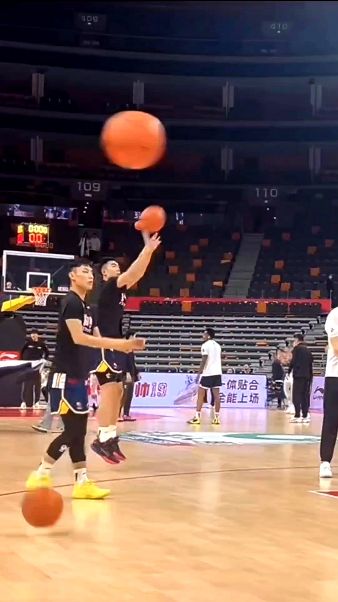 关于今夜CBA常规赛传出新动向，广东宏远战术微调，高层表态——质疑声四起，赛季目标并未改变的信息