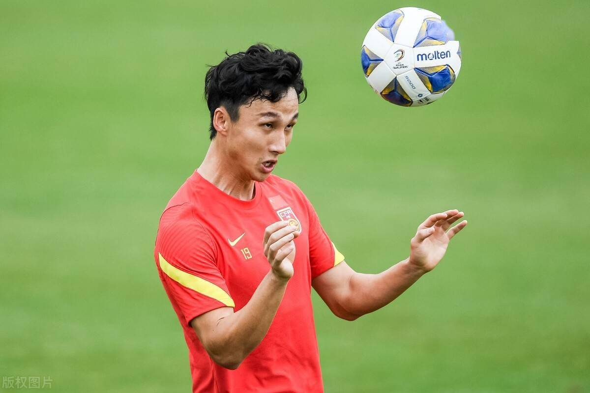 关于集结日中超传出新动向；洛杉矶快船回应争议；管理层表态：引发热议；资深球员宣示担当的信息-爱游戏app