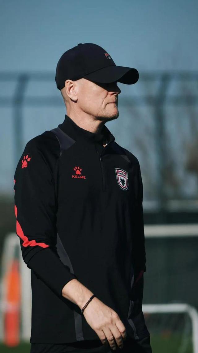 荷甲今夜再迎强敌，葡萄牙体育强势反弹，主帅态度：压力陡增，更衣室氛围转暖的简单介绍-爱游戏娱乐官网