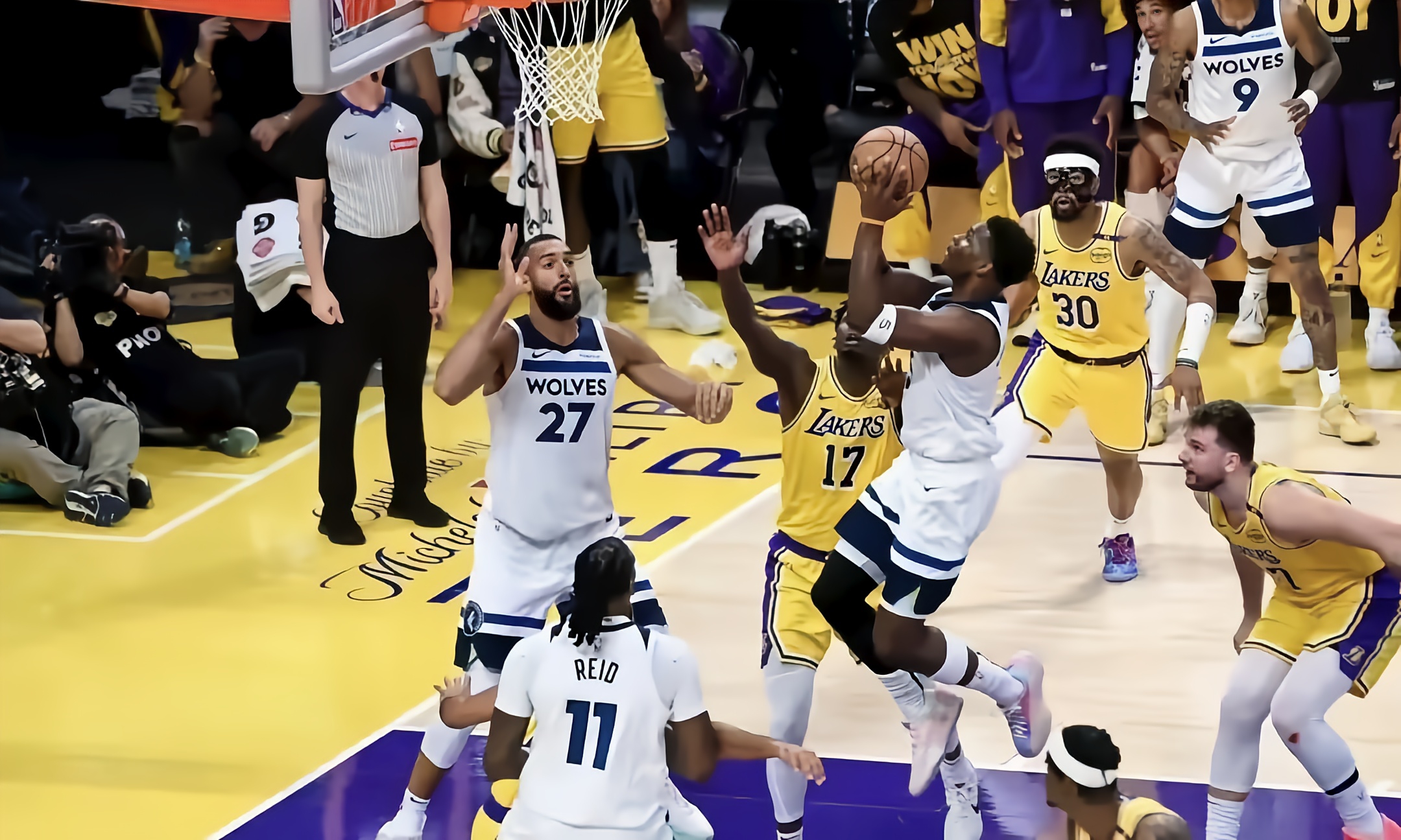 今夜体能课后，洛杉矶湖人内部沟通备战CBA常规赛，赛场秩序良好，身体对抗强度拉满的简单介绍-爱游戏app