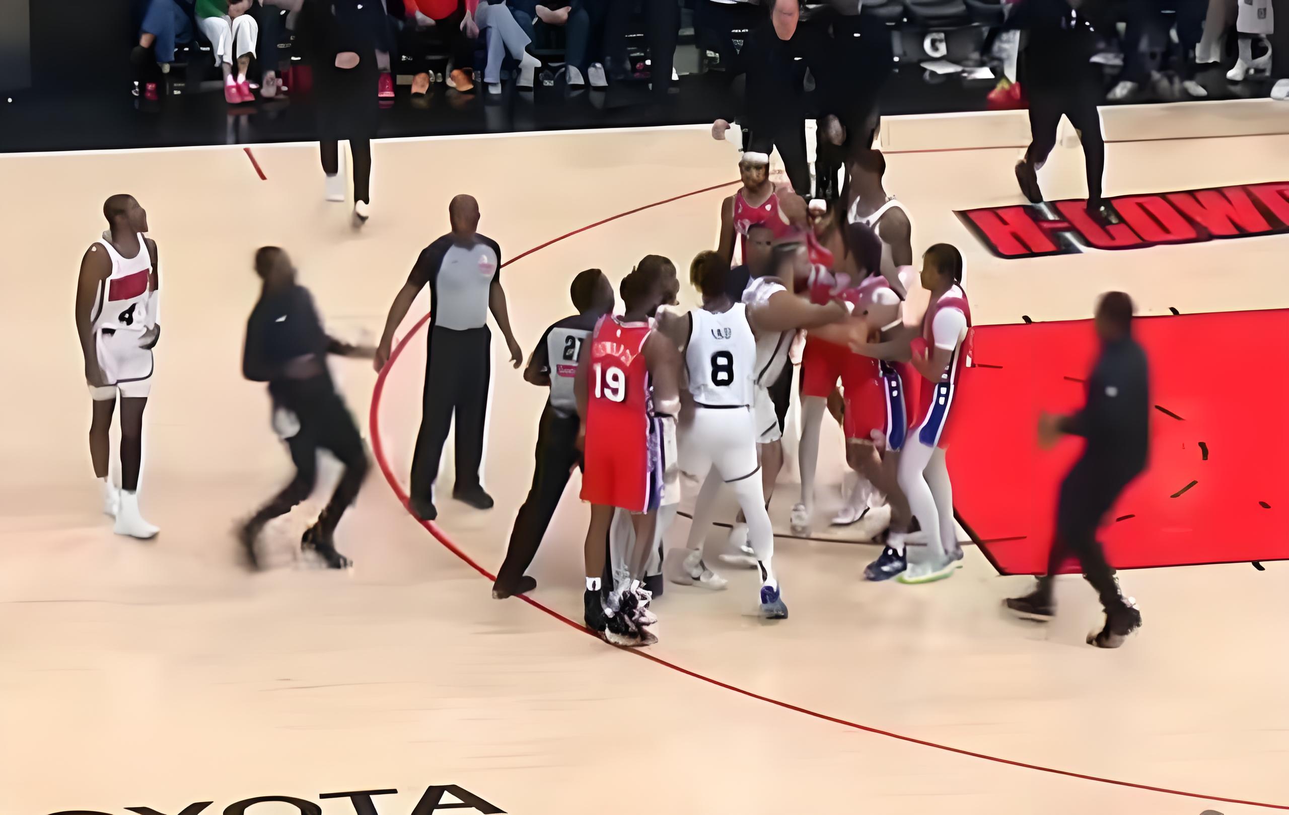 今夜体能课后,洛杉矶湖人内部沟通备战CBA常规赛,赛场秩序良好,身体对抗强度拉满的简单介绍 今夜体能课后,洛杉矶湖人内部沟通备战CBA常规赛,赛场秩序良好,身体对抗强度拉满的简单介绍